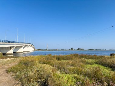 Varela Köprüsü, Ria de Aveiro üzerinde Murtosa ile Torreira, Aveiro, Portekiz arasında bağlantı kurar.