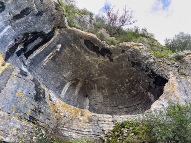 Casmilo mağaraları vadisi, Coimbra, Portekiz. Portekiz, Coimbra 'daki Casmilo mağaralarının manzarası