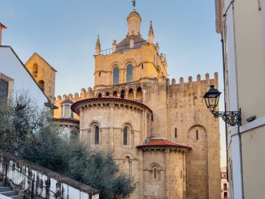 Se Velha 'nın baş cephesi, Santa Maria de Coimbra, Coimbra' nın eski Katedrali. Portekiz.