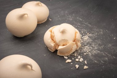 Kremalı kurabiye arduvaz arka plan üzerinde Fransız. Kopya alanı ile Üstten Görünüm