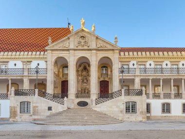 Portekiz 'in en eski üniversitesi olan ve 1290 yılında Portekiz' de kurulan Avrupa 'nın en eski üniversitelerinden biri olan tarihi Coimbra Üniversitesi' nin girişi ve ana binası. UNESCO dünya mirası sahası
