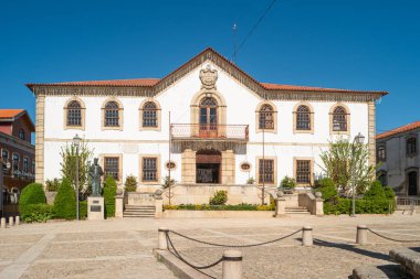 Altı yüzyıl Gotik Manuelin tarzı granit yağma ve Vila Nova de Foz COA, Portekiz Belediye Binası görünümü