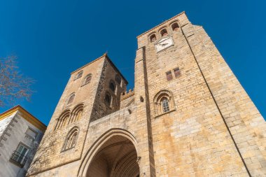 Portekiz 'in Evora katedralinin mimari detayları. Portekiz, Evora 'daki Bakire Meryem' e ithaf edilen XII. Yüzyılda Tarihlenen Katedralin Ana Cephesi.