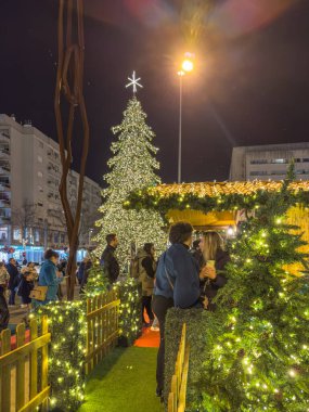 MAIA, PORTUGAL - 16 ARALIK 2023 Noel süslemeleri şehir sokaklarında. Yarım milyon LED lamba bu Noel Maia 'yı aydınlatıyor