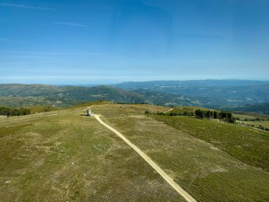 Serra da Freita, Arouca Geopark, Portekiz 'de hava durumu radarına yakın. Dağ manzarası