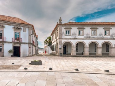 Caminha belediye binası ve saat kulesi, Minho, Portekiz. Caminha, Viana do Castelo bölgesi, Portekiz 'in kuzeyinde..