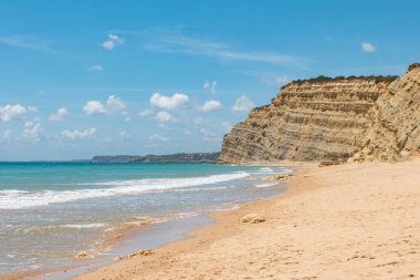 Ponta da Piedade, Algarve bölgesi, Portekiz 'deki Lagos yakınlarında güzel kumlu bir sahil.