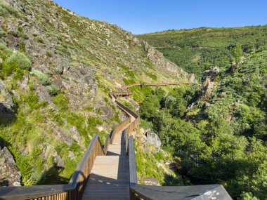 Mondego Nehri Vadisi boyunca uzanan ve çevresindeki Serra da Estrela uçurumlarının manzarası. Caldeirao Barajı, Guarda, Portekiz