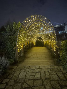 CALDAS DE SAO JORGE, PORTUGAL 19 ARALIK 2023. Sokaklarda Noel süslemelerinin olduğu gece sahnesi. Köy, Santa Maria da Feira, Aveiro 'daki Perlim turizm rotasının bir parçasıdır.