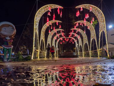 Santa Maria da Feira, Portekiz - Kasım 30 2023. Noel ışıklarıyla süslenmiş eski şehir sokaklarına bir aylağın bakış açısı. Perlim tema parkındaki dekorasyon aynı kalıyor.