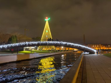 Aveiro, Portekiz - 10 Aralık 2023. Eski sokakların gece manzarası. Yöre sakinleri ve ziyaretçiler Noel ışıklarını görmek için sokaklarda yürüyorlar.