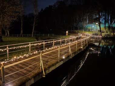 CALDAS DE SAO JORGE, PORTUGAL 19 ARALIK 2023. Sokaklarda Noel süslemelerinin olduğu gece sahnesi. Köy, Santa Maria da Feira, Aveiro 'daki Perlim turizm rotasının bir parçasıdır.