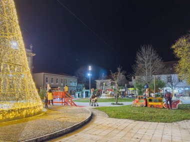 ESTARREJA, PORTUGAL - 10 Aralık 2023 Noel süslemeleri şehir sokaklarında. Natalim Chistmas Pazarı