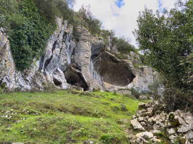 Casmilo mağaraları vadisi, Coimbra, Portekiz. Portekiz, Coimbra 'daki Casmilo mağaralarının manzarası