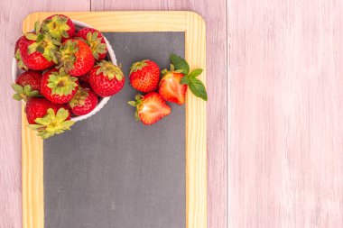 Gece gökyüzüne karşı aydınlanan ikonik Dom Luis Köprüsü Porto 'nun endüstriyel mirasının ve mimari güzelliğinin bir sembolü olarak duruyor..