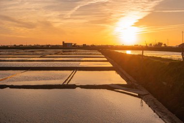 Gün batımında Aveiro 'nun tuzlu düzlükleri. Portekiz, Aveiro 'nun tuzlu düzlüklerinde gün batımı manzarası