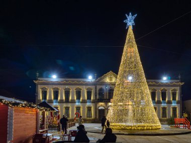 ESTARREJA, PORTUGAL - 10 Aralık 2023 Noel süslemeleri şehir sokaklarında. Natalim Chistmas Pazarı