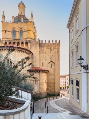 Se Velha 'nın baş cephesi, Santa Maria de Coimbra, Coimbra' nın eski Katedrali. Portekiz.