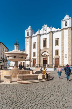 EVORA, Portekiz - 2 Mart 2019. Giraldo Meydanı 'nın sonunda St. Anthonys Kilisesi (Santo Anto), Evora, Alentejo, Portekiz