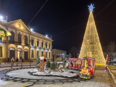 ESTARREJA, PORTUGAL - 10 Aralık 2023 Noel süslemeleri şehir sokaklarında. Natalim Chistmas Pazarı