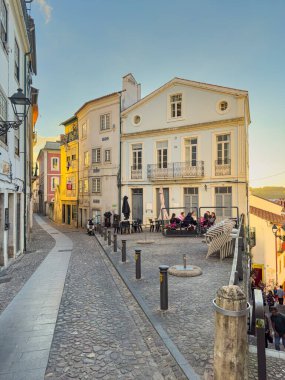 Coimbra, Portekiz - 20 Ekim 2024: Coimbra, Portekiz 'in tarihi merkezinde eski ve dar bir cadde