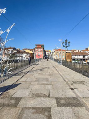 Roma İmparatoru Trajan 'ın Tamega Nehri' nin karşısındaki köprüsünün yanındaki nehrin sol kıyısındaki resim gibi eski binalar. Roma İmparatoru Trajan 'ın Tamega Nehri' ni geçen köprüsünün üzerinden geçeceğiz..