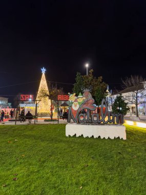 ESTARREJA, PORTUGAL - 10 Aralık 2023 Noel süslemeleri şehir sokaklarında. Natalim Chistmas Pazarı