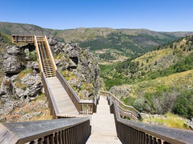 Mondego Nehri Vadisi boyunca uzanan ve çevresindeki Serra da Estrela uçurumlarının manzarası. Caldeirao Barajı, Guarda, Portekiz