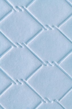 Mavi renkte elmas desenli örtülü kumaş deseni, ince bir parıltı ve dokuma görünümlü, lüks, zarif bir görünüm yaratıyor.