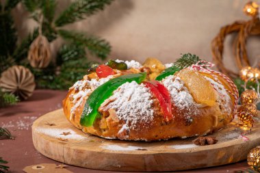 Geleneksel Bolo Rei ya da Kings Cake üzerine renkli şekerli meyveler ve pudra şekeri, sıcak tatil süslemeleri ve ışıklarının arasında tahta bir tahtaya kurulmuş. Portekiz 'de, Karnaval' da ya da Mardi Gras 'da geleneksel Noel' dir..