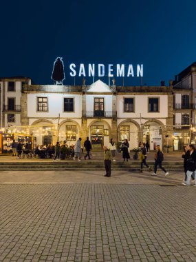 Gaia, Portekiz - 28 Kasım 2024: Gece gökyüzüne karşı aydınlanan ikonik Sandeman Mahzeni binası, Portekiz 'in zengin şarap üretim tarihinin bir kanıtı olan Vila Nova de Gaia' da gururla duruyor..