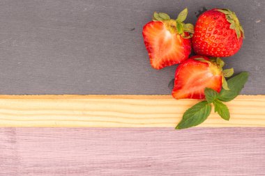 Kayrak kase taze çilek. Kopya alanı ile Üstten Görünüm