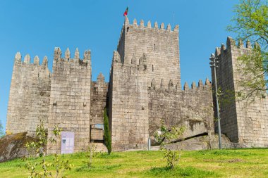Ortaçağ Guimaraes Kalesi. Portekiz 'in en ünlü kalesi. İlk Portekiz Kralı ve Portekiz ulusunun doğduğu yer. Guimaraes, Portekiz. (Unesco Dünya Mirası Sitesi)