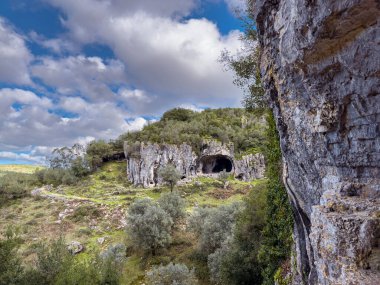 Casmilo mağaraları vadisi, Coimbra, Portekiz. Portekiz, Coimbra 'daki Casmilo mağaralarının manzarası