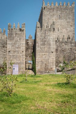 Ortaçağ Guimaraes Kalesi. Portekiz 'in en ünlü kalesi. İlk Portekiz Kralı ve Portekiz ulusunun doğduğu yer. Guimaraes, Portekiz. (Unesco Dünya Mirası Sitesi)