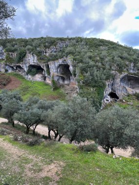 Casmilo mağaraları vadisi, Coimbra, Portekiz. Portekiz, Coimbra 'daki Casmilo mağaralarının manzarası