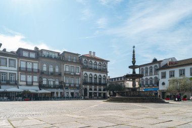 PONTE DE LIMA, PORTUGAL - CIRCA Nisan 2018: Ponte de Lima Portekiz 'in tarihi merkezinde Camoes Meydanı adı verilen ana meydanın görüntüsü