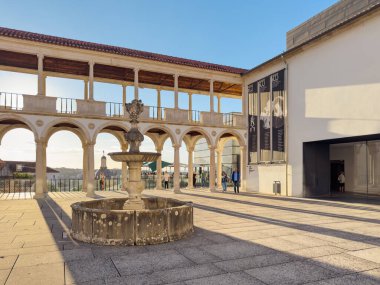 Coimbra, Portekiz - 20 Ekim 2024: Coimbra 'daki Eski Upper Town' daki Machado de Castro Ulusal Müzesi 'nin iç avlusunda gün batımı