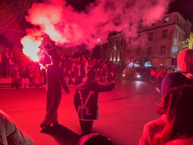 AVEIRO, PORTUGAL - 29 ARALIK 2024: Çevik açık hava gösterisi, Aveiro 'nun 2024 tarihli Portekiz Kültür Başkenti olarak Aveiro' da düzenlenen Titanick Tiyatrosu Cenrios Infinitos kapanış töreninin bir parçası olan havai fişek, perküsyon ve tiyatro unsurlarını birleştirdi
