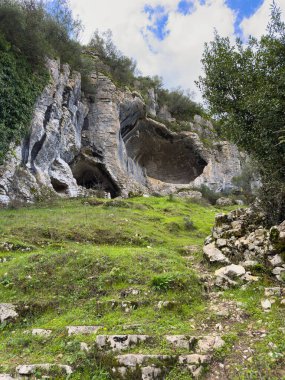 Casmilo mağaraları vadisi, Coimbra, Portekiz. Portekiz, Coimbra 'daki Casmilo mağaralarının manzarası