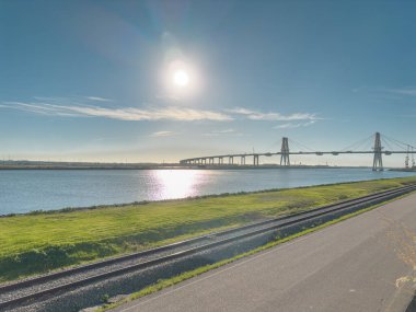 Edgar Cardoso köprüsü, Figueira da Foz 'daki Mondego Nehri üzerinde konteynırları olan liman üzerinde askıya alınmış bir bölüm ve yanında da Portekiz' in yanında bir bisiklet yolu var..