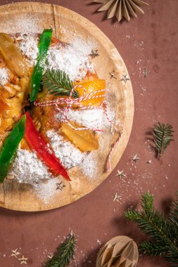 Geleneksel Bolo Rei ya da Kings Cake üzerine renkli şekerli meyveler ve pudra şekeri, sıcak tatil süslemeleri ve ışıklarının arasında tahta bir tahtaya kurulmuş. Portekiz 'de, Karnaval' da ya da Mardi Gras 'da geleneksel Noel' dir. Üst görünüm
