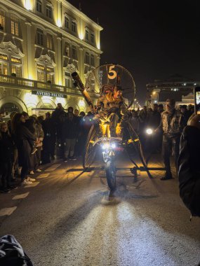 AVEIRO, PORTUGAL - 29 ARALIK 2024: Çevik açık hava performansı, Aveiro 'nun 2024 tarihli Portekiz Kültür Başkenti olarak Aveiro' da düzenlenen 