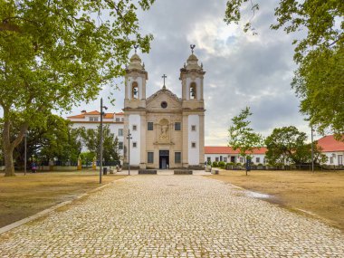 ILHAVO PORTUGAL Nisan 17 2025 Nossa Senhora da Pena de Franca Kilisesi manzaralı Ilhavo Portekiz 'deki Vista Alegre fabrikasında 1832' de Kraliyet Tüzüğü 'nü kabul eden bir şirket.