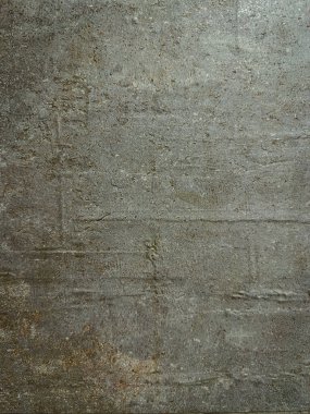 Kalıplı gri beton duvar, çatlakları, lekeleri ve pürüzlü yüzeyleri olan, kaba, endüstriyel bir estetik oluşturan yaş izleri gösteriyor.