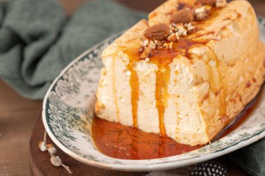 Detaylı bir çekim geleneksel karamelleştirilmiş yumurta akı pudingine odaklanır Molotof ya da molotof olarak bilinen, bol bol çiselemeli ve bütün ve doğranmış bademlerle süslenmiş, dekoratif bir tabakta sunulan