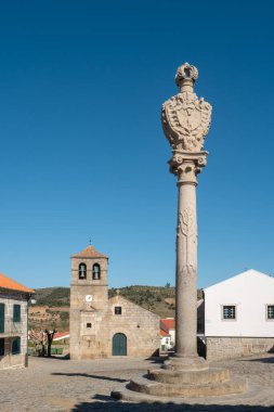 17. yüzyılda Freixo do Numao 'da Portekiz Kilisesi ve çan kulesi. Vila Nova de Foz COA Konseyi. Portekiz. Douro bölgesi.
