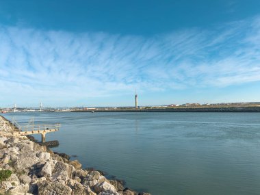 Portekiz, Figueira da Foz 'daki Mondego nehrinin ağzının manzarası.