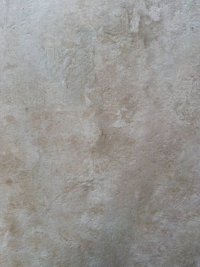 Açık bej desenli ince varyasyonlu bir yüzey ve hafif tebeşirli bir görünüş çeşitli ürünlerin sergilenmesi için nötr ve uyumlu bir zemin sunar