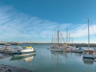 Mondego nehri marinasında dinlenme ve balıkçı tekneleri. Bu marina Figueira da Foz 'da, Portekiz, nehrin kuzey yakasında..